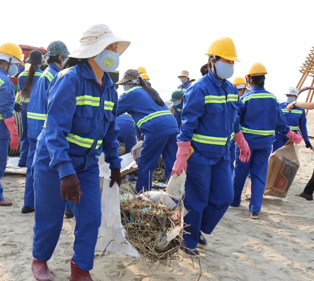 Hơn 650 người tham gia vệ sinh môi trường chào đón du khách ảnh 3