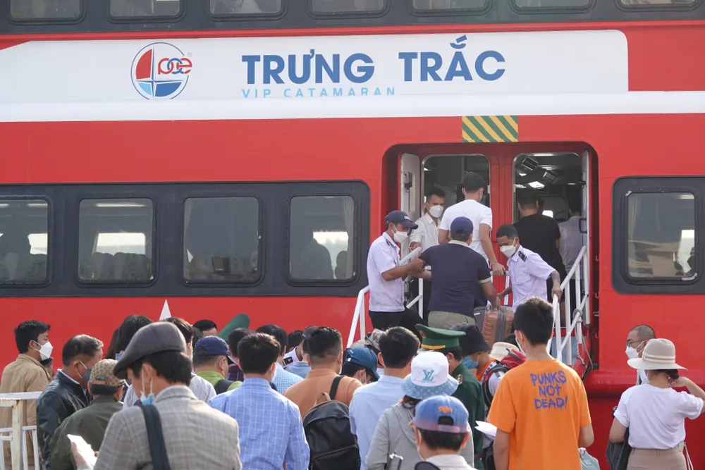 Những hành khách đầu tiên trên tuyến vận tải thủy Đà Nẵng - Lý Sơn  ảnh 4