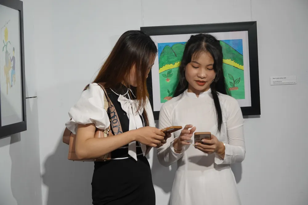 Đà Nẵng: Triển lãm “Nâng cánh ước mơ” của trẻ em mồ côi, khó khăn ảnh 4