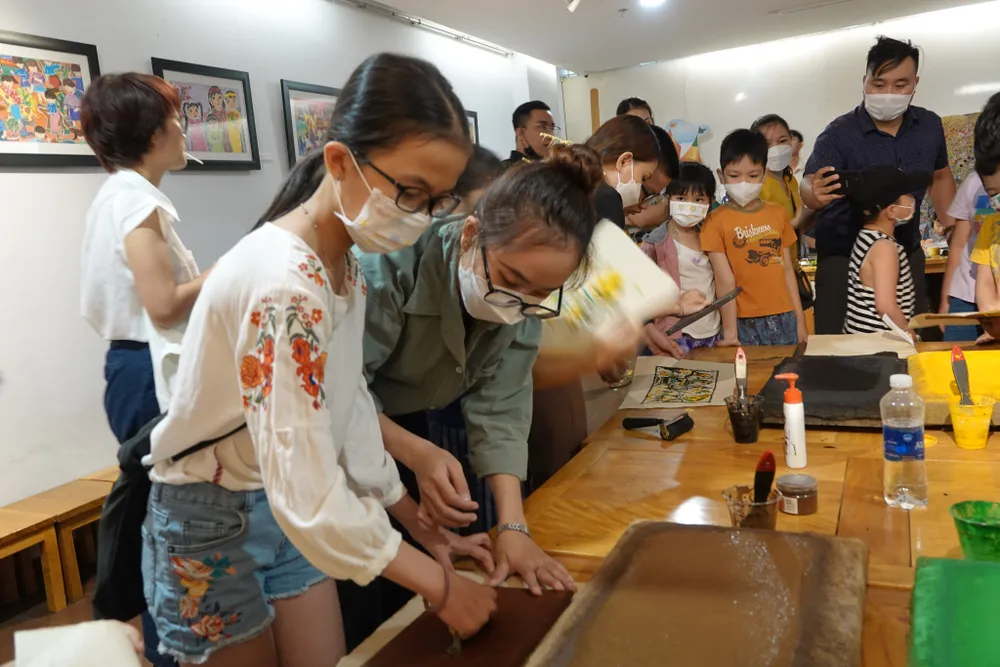 Đà Nẵng: Triển lãm “Nâng cánh ước mơ” của trẻ em mồ côi, khó khăn ảnh 6