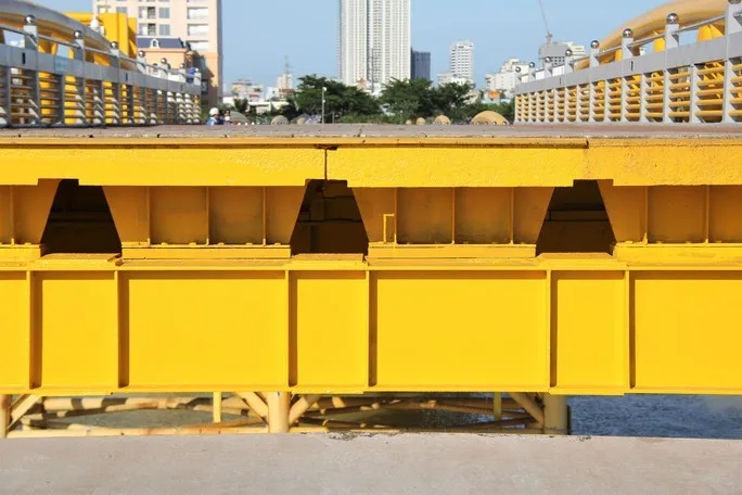 Ngày đầu cầu Nguyễn Văn Trỗi ở Đà Nẵng nâng, hạ nhịp phục vụ du khách ảnh 7