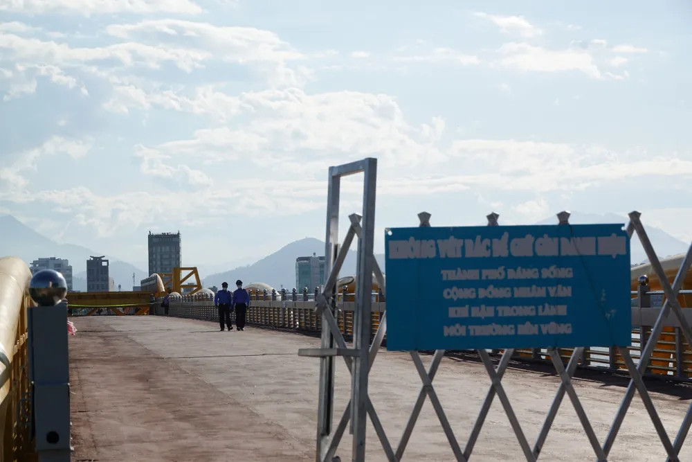 Ngày đầu cầu Nguyễn Văn Trỗi ở Đà Nẵng nâng, hạ nhịp phục vụ du khách ảnh 5