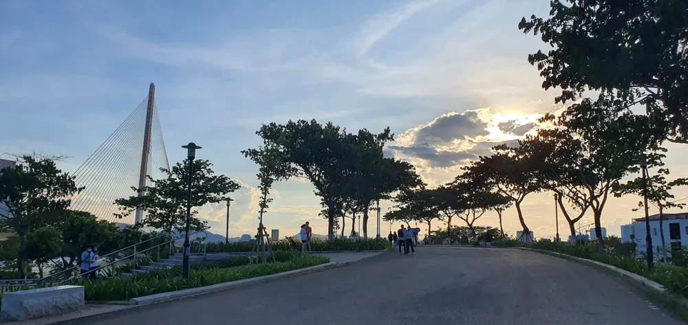 Ngày đầu cầu Nguyễn Văn Trỗi ở Đà Nẵng nâng, hạ nhịp phục vụ du khách ảnh 10