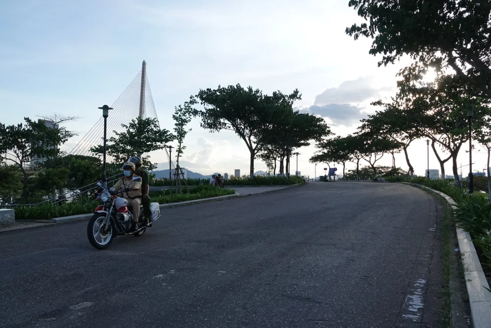 Ngày đầu cầu Nguyễn Văn Trỗi ở Đà Nẵng nâng, hạ nhịp phục vụ du khách ảnh 12