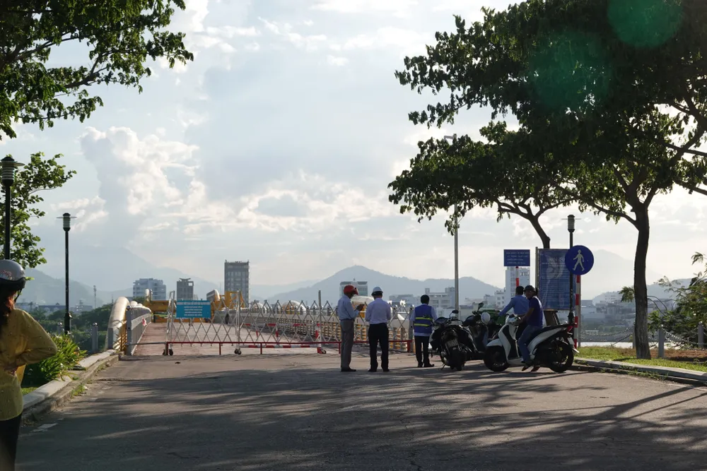 Ngày đầu cầu Nguyễn Văn Trỗi ở Đà Nẵng nâng, hạ nhịp phục vụ du khách ảnh 3
