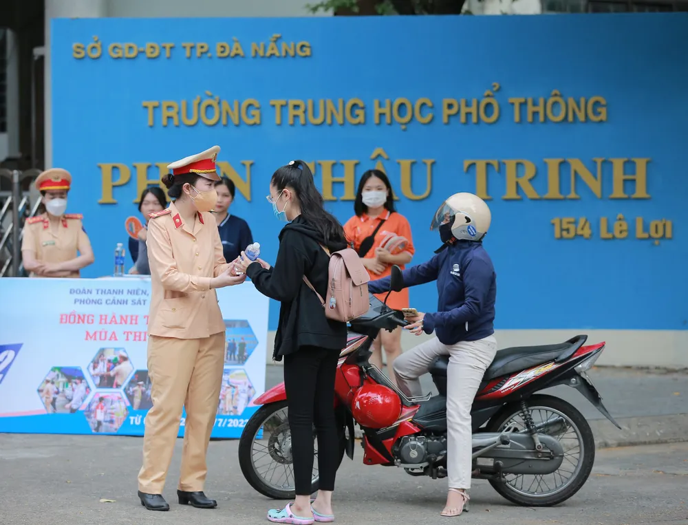 CSGT dùng xe đặc chủng hỗ trợ thí sinh bị hỏng xe đến điểm thi kịp giờ thi ảnh 19