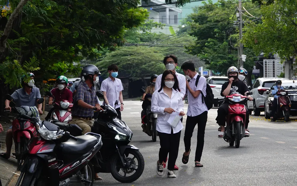 CSGT dùng xe đặc chủng hỗ trợ thí sinh bị hỏng xe đến điểm thi kịp giờ thi ảnh 18