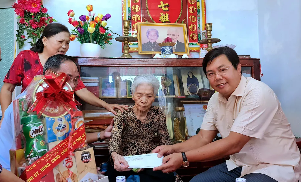 Nhiều hoạt động kỷ niệm, chăm lo người có công nhân dịp 75 năm Ngày Thương binh - Liệt sĩ ảnh 2