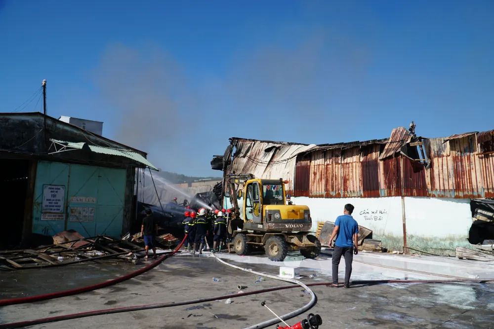 Cháy lớn tại kho bãi Công ty Cổ phần Vật tư vận tải xây lắp Điện lực Miền Trung ảnh 5