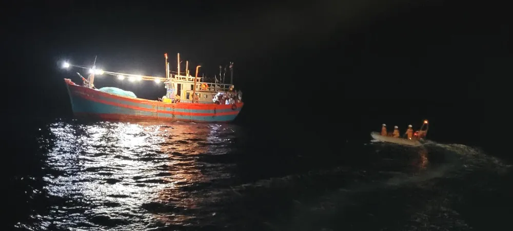 Nhân viên Trung tâm Phối Hợp Tìm Kiếm Cứu Nạn Hàng Hải Việt Nam tiếp cận tàu ĐNa 90406 TS