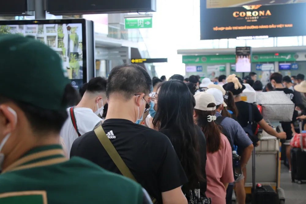 Sân bay chật kín người, số lượng chuyến bay cất và hạ cánh tăng cao trong ngày 31-8 ảnh 6