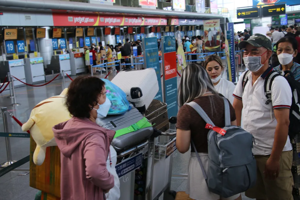 Sân bay chật kín người, số lượng chuyến bay cất và hạ cánh tăng cao trong ngày 31-8 ảnh 4