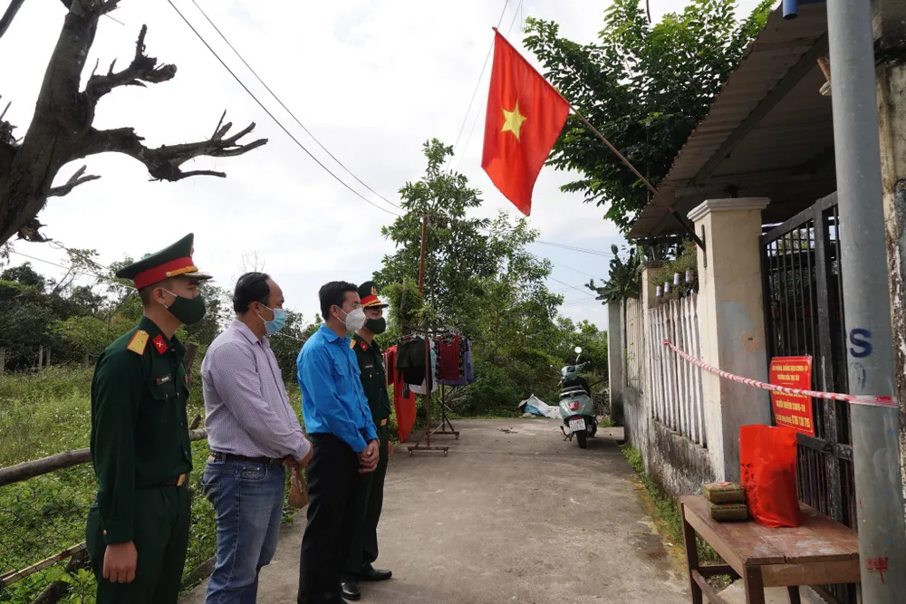 Đà Nẵng: Mang tết đến với những gia đình đang điều trị F0 tại nhà ảnh 3