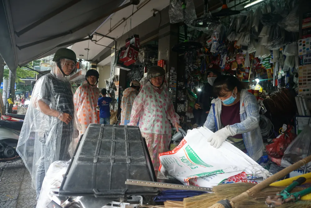 Người Đà Nẵng hối hả mua vật dụng chằng chống nhà cửa ảnh 5