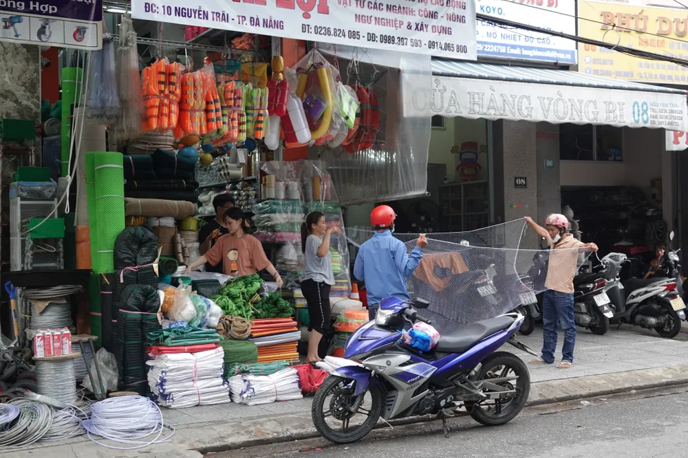 Người Đà Nẵng hối hả mua vật dụng chằng chống nhà cửa ảnh 4