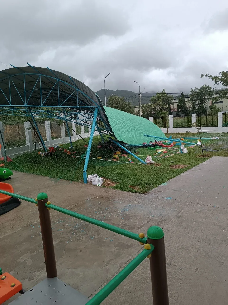 Miền Trung ngổn ngang sau bão số 4 ảnh 24