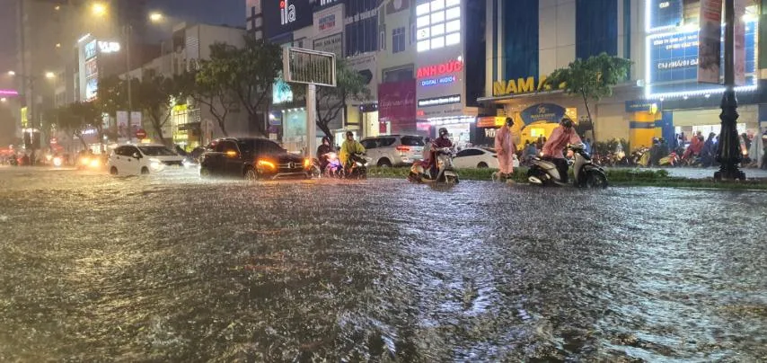 Mưa lớn gây ngập nặng các tuyến phố Đà Nẵng ảnh 1