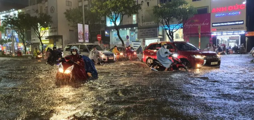 Mưa lớn gây ngập nặng các tuyến phố Đà Nẵng ảnh 2