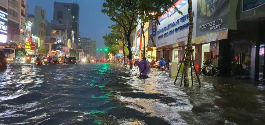 Mưa lớn gây ngập nặng các tuyến phố Đà Nẵng ảnh 6