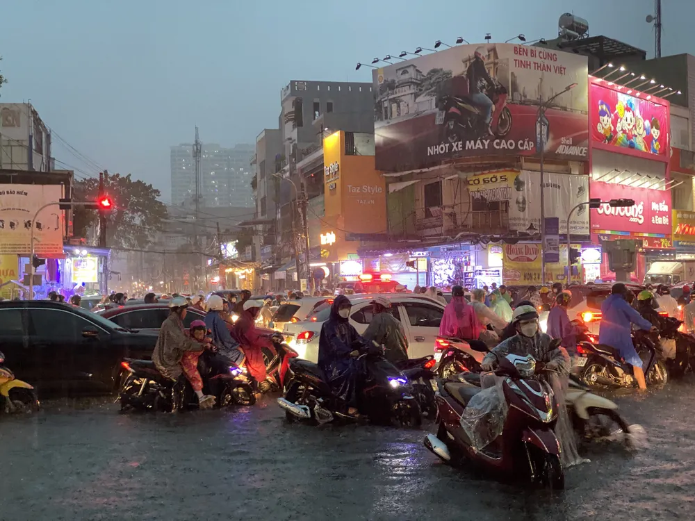 Mưa lớn gây ngập nặng các tuyến phố Đà Nẵng ảnh 7