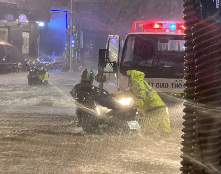 Đà Nẵng trắng đêm dầm mình cứu dân giữa lũ dữ ảnh 10