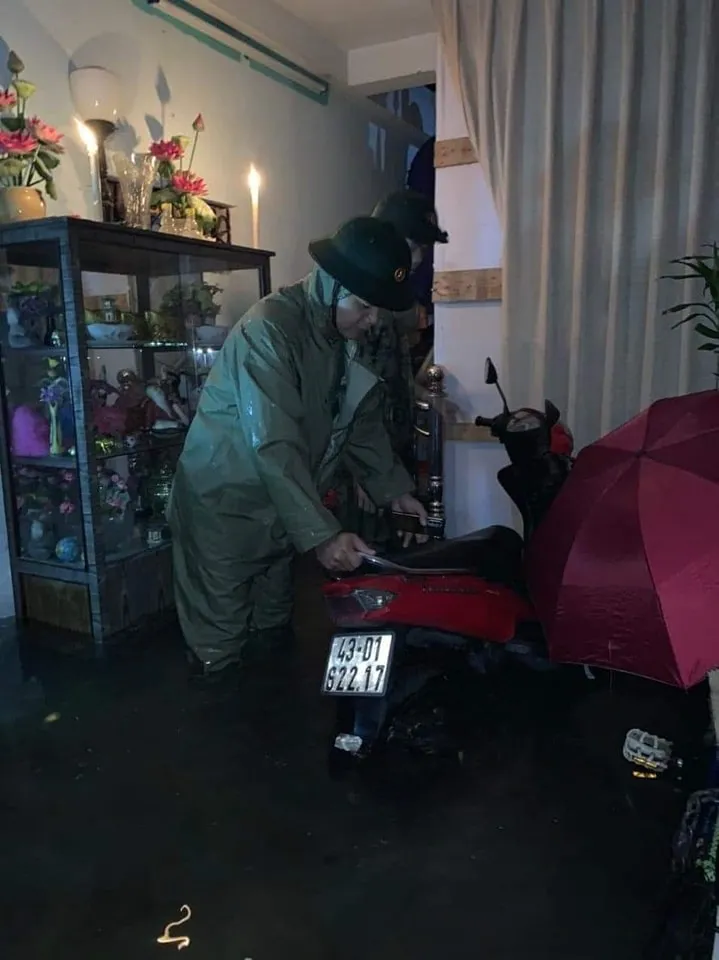 Đà Nẵng trắng đêm dầm mình cứu dân giữa lũ dữ ảnh 12