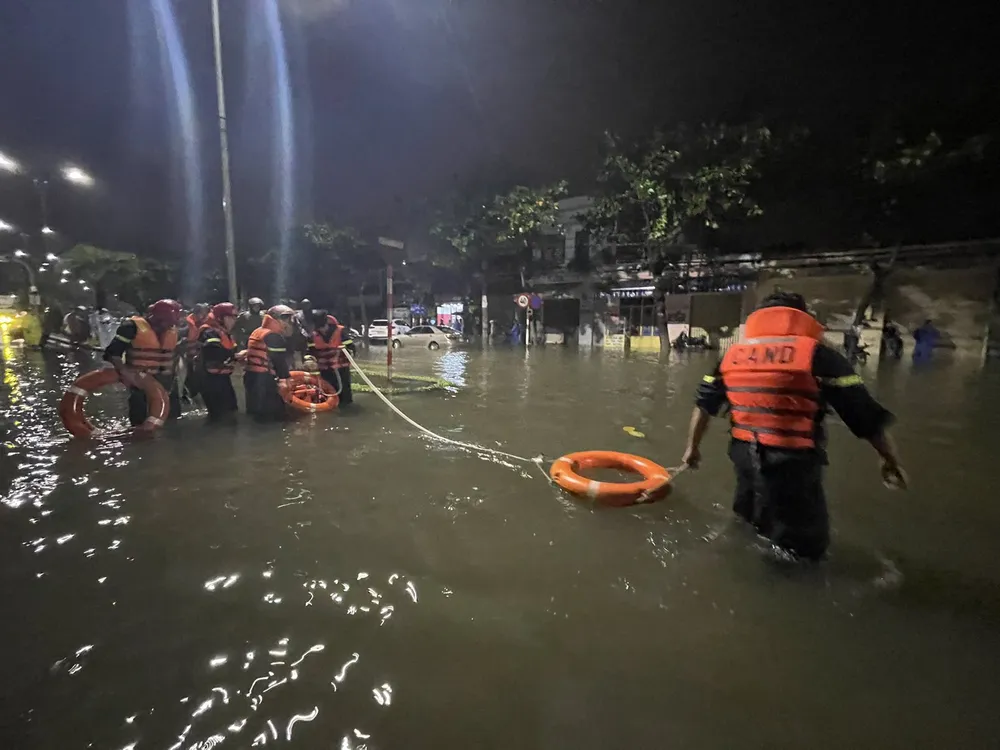 Đà Nẵng trắng đêm dầm mình cứu dân giữa lũ dữ ảnh 6