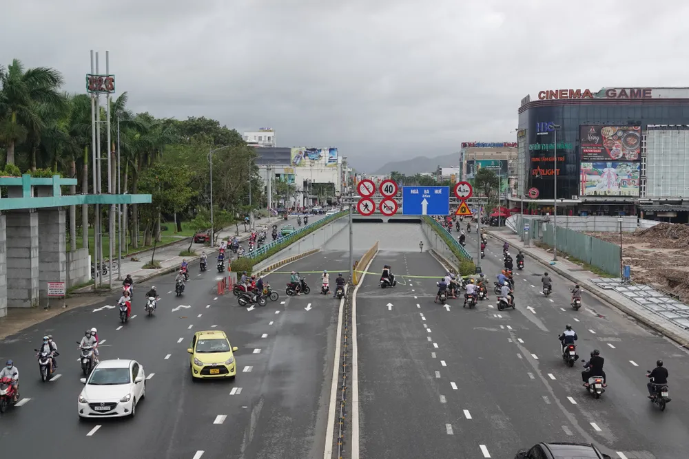 Một số khu vực ở Đà Nẵng vẫn còn ngập sâu, hàng ngàn ô tô, xe máy nằm khắp phố ảnh 1