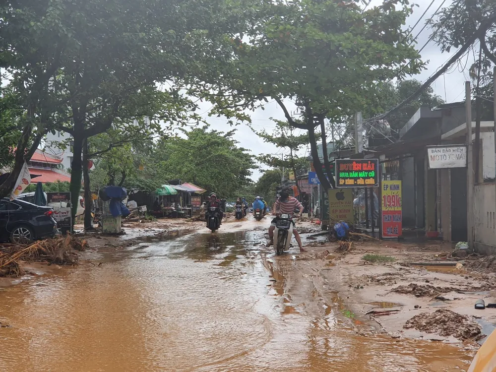 Một số khu vực ở Đà Nẵng vẫn còn ngập sâu, hàng ngàn ô tô, xe máy nằm khắp phố ảnh 5