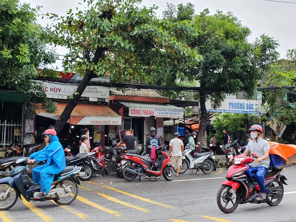 Một số khu vực ở Đà Nẵng vẫn còn ngập sâu, hàng ngàn ô tô, xe máy nằm khắp phố ảnh 17