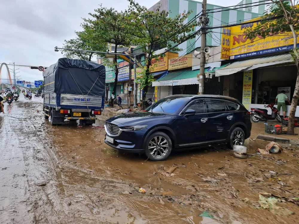 Một số khu vực ở Đà Nẵng vẫn còn ngập sâu, hàng ngàn ô tô, xe máy nằm khắp phố ảnh 16