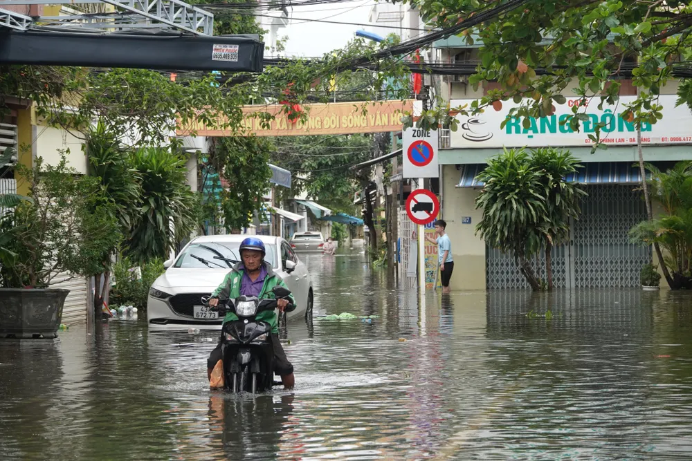 Một số khu vực ở Đà Nẵng vẫn còn ngập sâu, hàng ngàn ô tô, xe máy nằm khắp phố ảnh 3