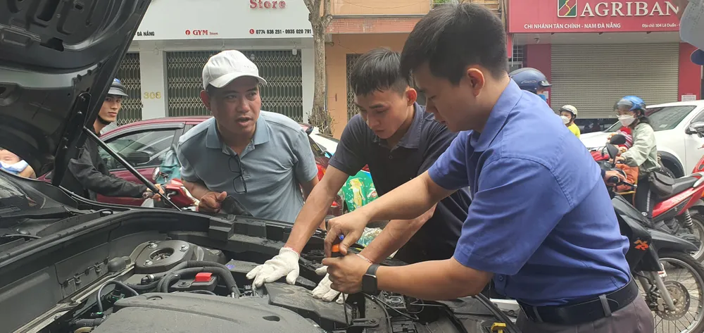 Một số khu vực ở Đà Nẵng vẫn còn ngập sâu, hàng ngàn ô tô, xe máy nằm khắp phố ảnh 11