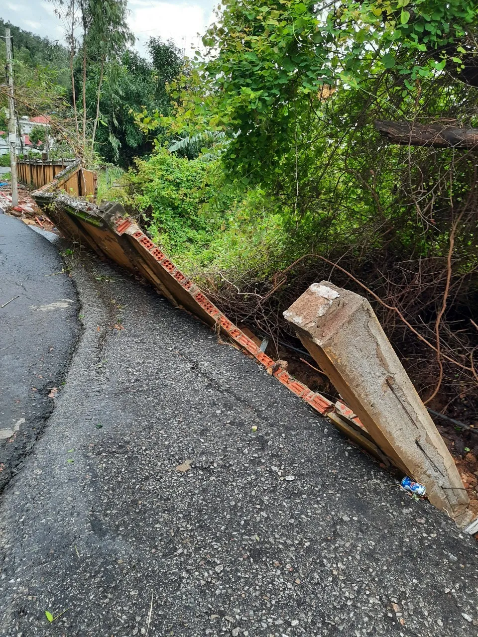 Tuyến đường dẫn lên bán đảo Sơn Trà bị sạt lở, chia cắt hoàn toàn ảnh 8