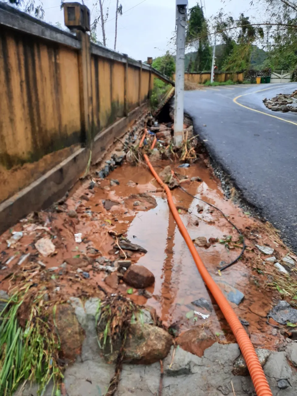 Tuyến đường dẫn lên bán đảo Sơn Trà bị sạt lở, chia cắt hoàn toàn ảnh 7