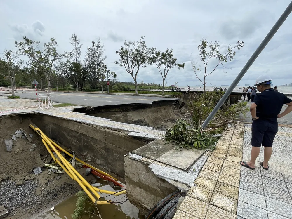 Tuyến đường dẫn lên bán đảo Sơn Trà bị sạt lở, chia cắt hoàn toàn ảnh 4