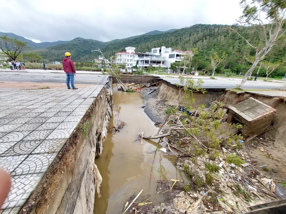 Tuyến đường dẫn lên bán đảo Sơn Trà bị sạt lở, chia cắt hoàn toàn ảnh 3