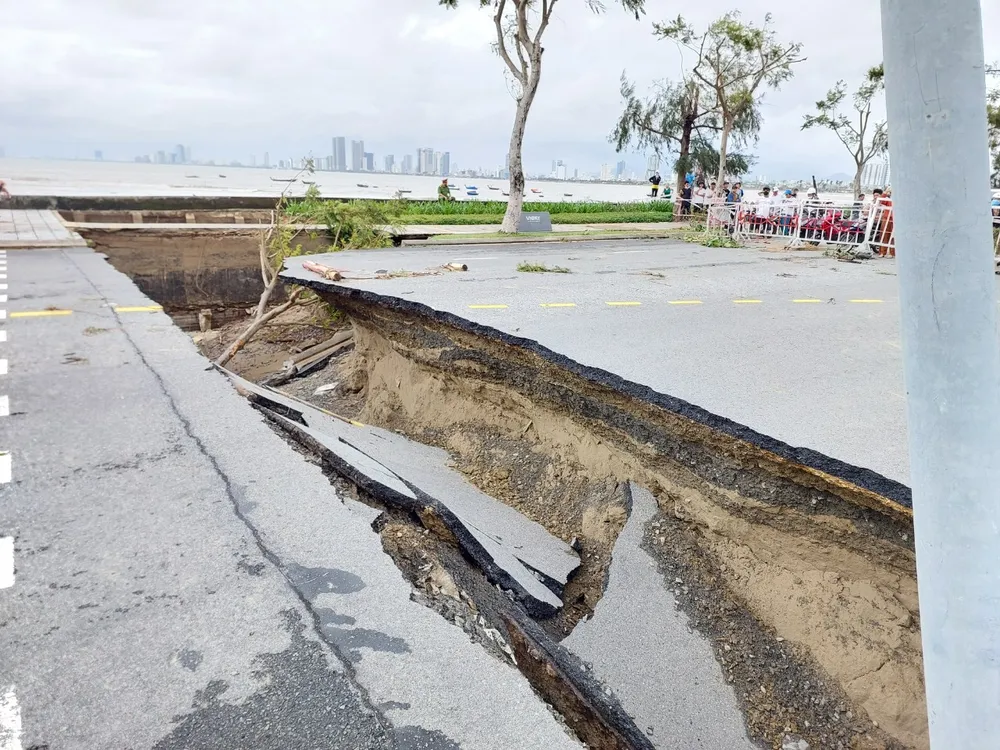 Tuyến đường dẫn lên bán đảo Sơn Trà bị sạt lở, chia cắt hoàn toàn ảnh 1