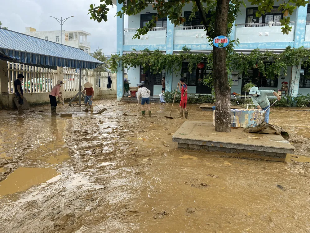 Đà Nẵng: Nhiều lực lượng tham gia khắc phục thiệt hại sau mưa lũ ảnh 7