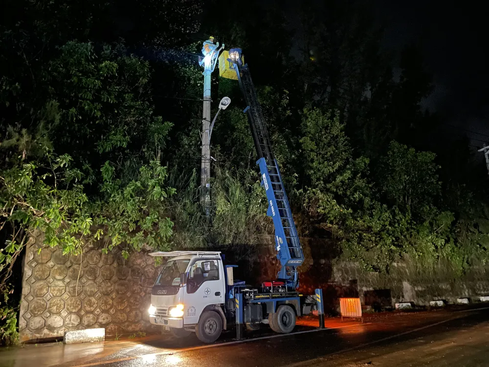 Đà Nẵng: Nhiều lực lượng tham gia khắc phục thiệt hại sau mưa lũ ảnh 16