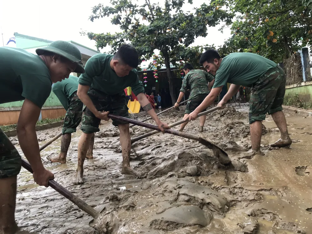 Đà Nẵng: Nhiều lực lượng tham gia khắc phục thiệt hại sau mưa lũ ảnh 12