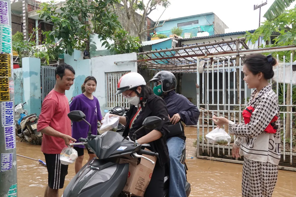 Những thợ sửa xe miễn phí, tiếp sức cho người Đà Nẵng sau mưa lũ ảnh 7