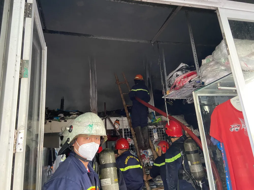 Đà Nẵng: Kịp thời dập tắt đám cháy cửa hàng kinh doanh đồ thể thao ảnh 1