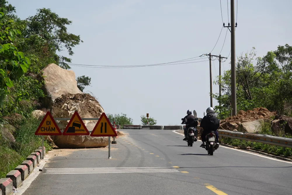 Đèo Hải Vân ngổn ngang đất đá, tiềm ẩn nguy hiểm khi mưa lớn ảnh 7