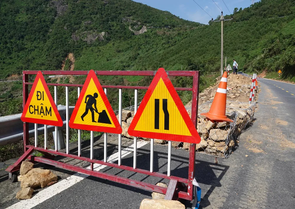 Đèo Hải Vân ngổn ngang đất đá, tiềm ẩn nguy hiểm khi mưa lớn ảnh 11