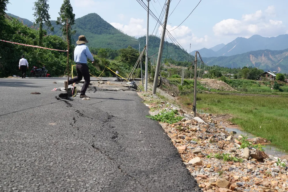 Đà Nẵng: Tuyến đường ĐT601 chưa hoàn thiện đã đứt gãy, sạt lở vì mưa lũ ảnh 4