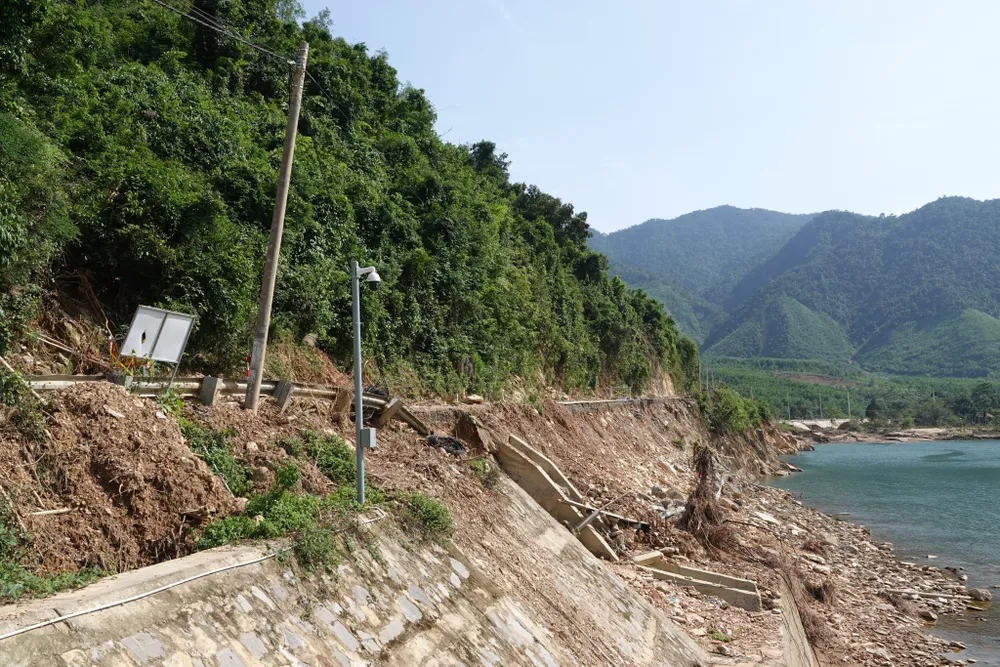 ĐT601 đoạn qua đập dâng Nam Mỹ bị sạt lở nghiêm trọng