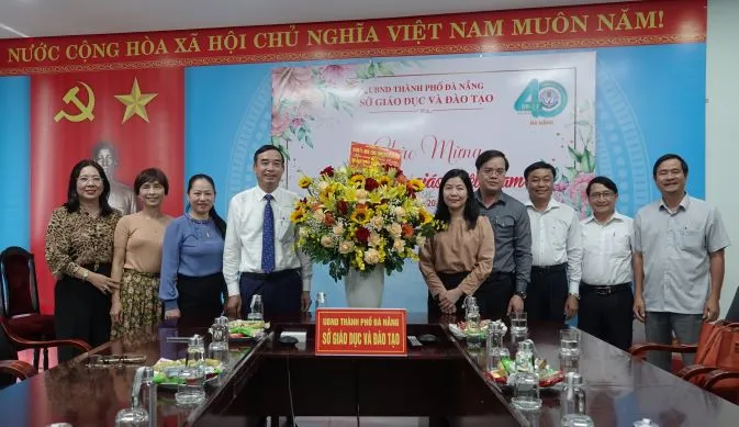 Chủ tịch UBND TP Đà Nẵng thăm, chúc mừng các đơn vị nhân kỷ niệm 40 năm Ngày Nhà giáo Việt Nam ảnh 2