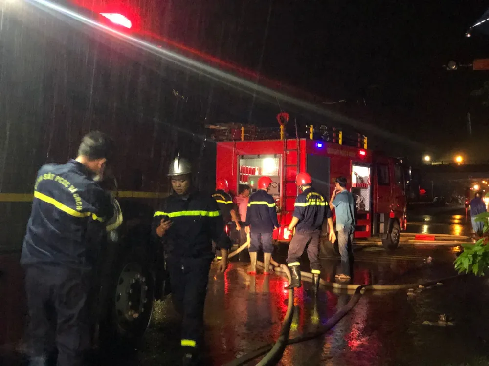 Đà Nẵng: Cháy rất lớn tại kho phế liệu cạnh Quốc lộ 14B  ảnh 4