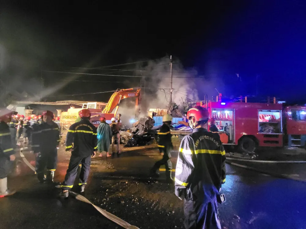 Đà Nẵng: Cháy rất lớn tại kho phế liệu cạnh Quốc lộ 14B  ảnh 3